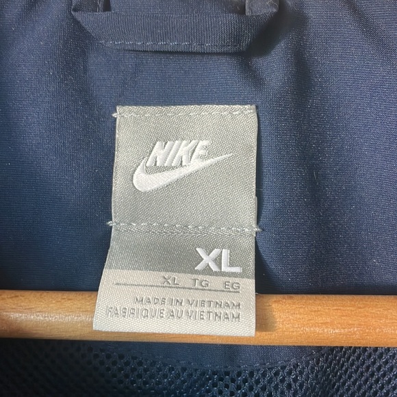 Nike wind/rain jacket in XL with hem drawstring fastener and back vent. - Picture 2 of 7